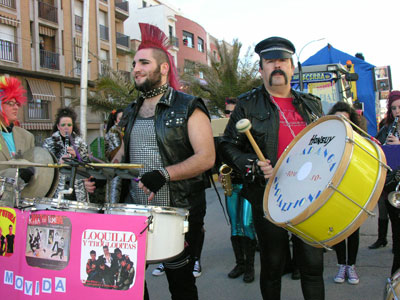 El gran desfile de peñas locales pone el punto y final al Carnaval de Tomelloso