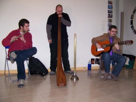 Pablo Rivera enseñó a tocar el didgeridoo y se marcó una jam session improvisada con Tony Marquina (guitarra), Alberto (flauta) y Txetxo (cajón).