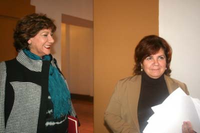 Paula Fernández (derecha), momentos antes de su comparecencia