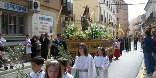 Una soleada y primaveral mañana dio esplendor al Domingo de Ramos 