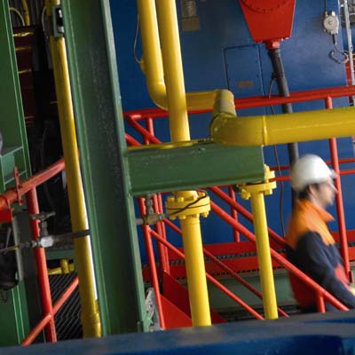 Un operario en las instalaciones de Repsol en Puertollano