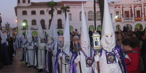 Numerosa presencia de público en las procesiones de la Semana Santa de Manzanares 