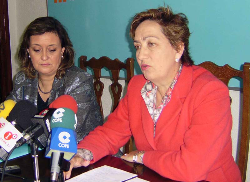 Soriano (a la derecha), acompañada de la portavoz municipal del PP, María José Ciudad
