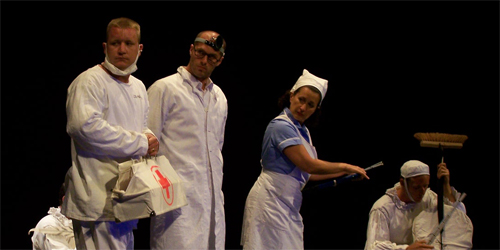 Grandes y pequeños disfrutaron con el insólito espectáculo visual de Teatro Negro de Praga  