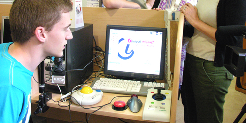 El Centro de Internet de la Casa de Cultura cuenta con puesto adaptado a todo tipo de discapacidad