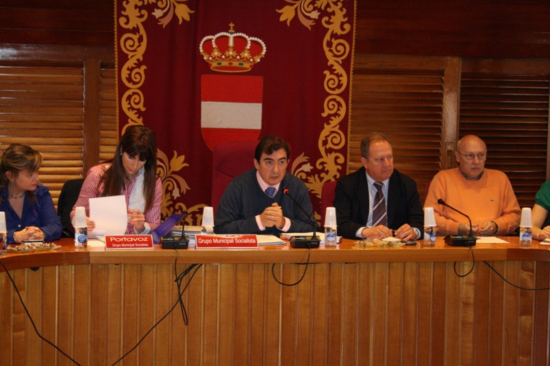 Hermoso Murillo (centro) y Eva Morales (izquierda), durante el Pleno extraordinario sobre Virtus, celebrado el pasado marzo