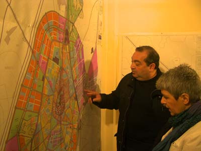 Miguel Ramírez y Carmen Soánez estudiando los planos del POM