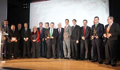 Los premiados posan junto a los representantes políticos y empresariales