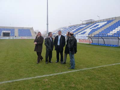 Dirigentes de Repsol y del CD Puertollano, hoy, en el Cerrú