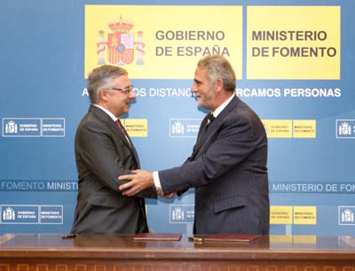 El alcalde de Almadén (derecha) con el ministro de Fomento