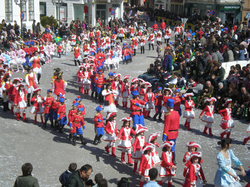 Los más pequeños ponen la nota de color al carnaval tomellosero en el “XXV Desfile Escolar de Interés Regional”