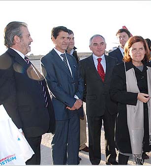 González (izquierda) y autoridades, en uno de los primeros actos del Aeropuerto