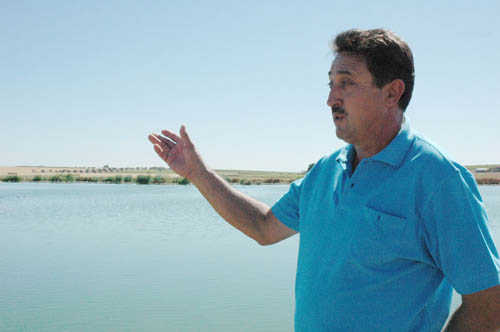 El concejal junto a la Laguna de Navaseca