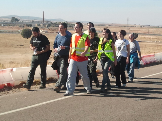 Parte de los miembros del 15-M que se concentran este fin de semana en el aeropuerto.