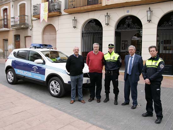 El nuevo vehículo policial, junto a autoridades locales, miembros del cuerpo y el representante del concesionario