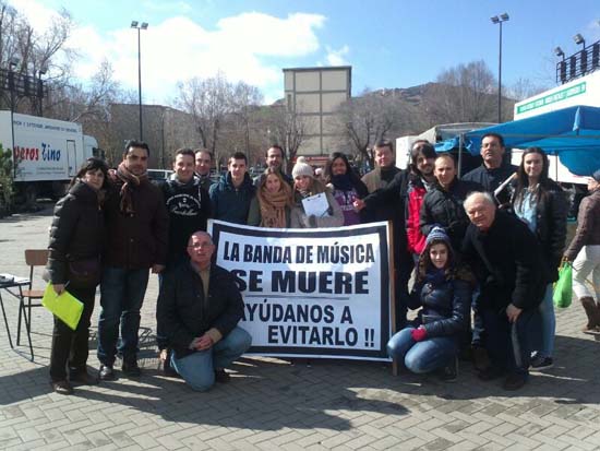 Petición de firmas en el mercadillo