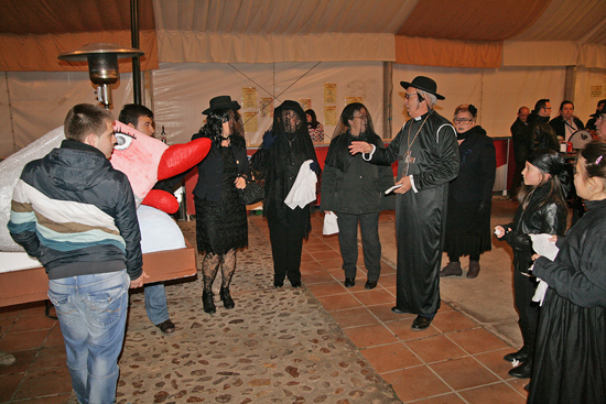 Almodóvar del Campo: 36 kilos de sardinas fueron ofrecidos a los dolientes que acompañaron a doña Sardina con motivo de su entierro en la noche del miércoles