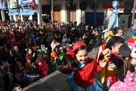 Más de cien niños de Herencia llenaron de energía el Domingo de las Deseosas con “El corazón contento” en un divertido ‘flashmob’