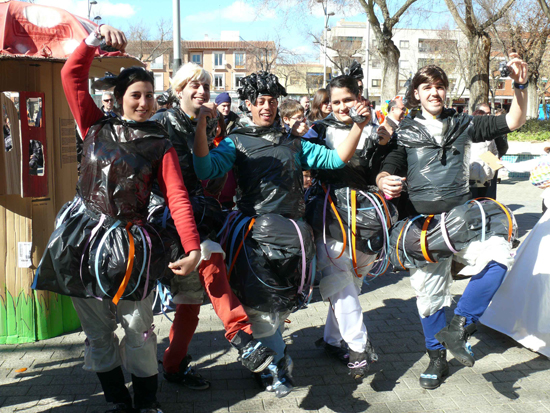 El Centro Joven de Miguelturra y la Peña Cansaliebres organizan el IV Concurso de trajes con materiales reciclados