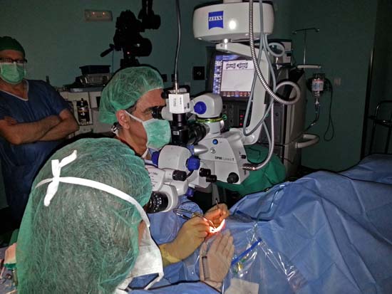 Momento de la operación en directo Dr González del Valle desde La Paz
