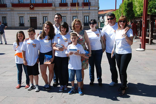 Diego Ortega y Concepción Sánchez con los niños enfermos y sus familias