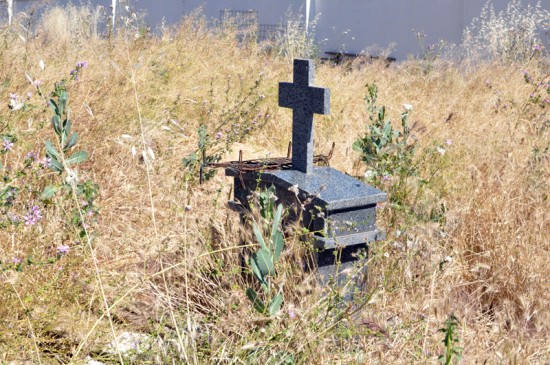 Curiosa metáfora en una zona de esconbros del Cementerio: broza, parrilla, lápida...