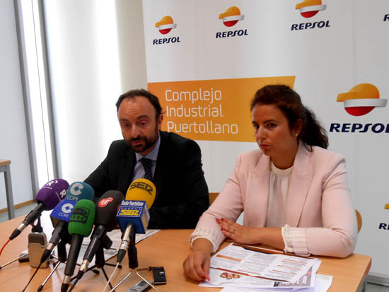 Roberto Cabrera y Natalia Álvarez presentando el I programa de Becas de FP.