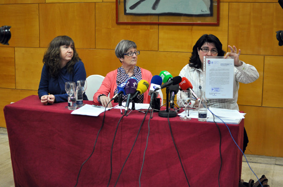 Trabajadoras del Centro de la Mujer durante una rueda de prensa
