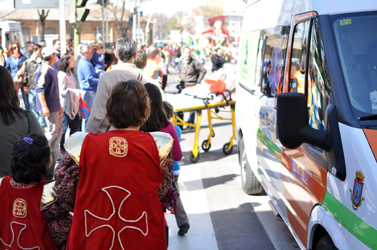 Protección Civil procedía a trasladar a una persona en ambulancia