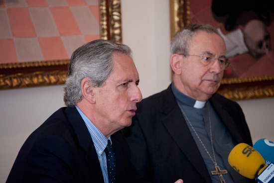 director de Cáritas, acompañado del obispo de Ciudad Real, Antonio Algora