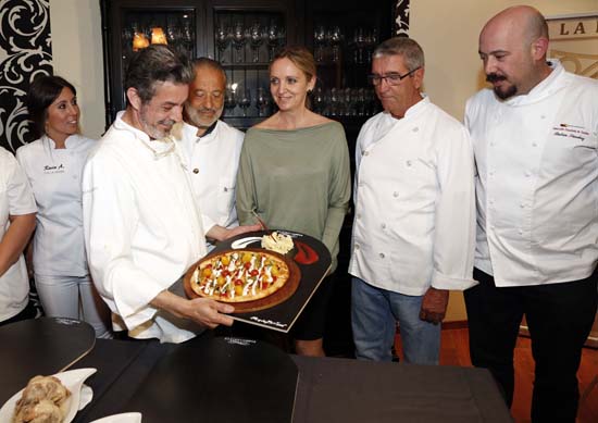 Casero visita pizzería en Tomelloso (CR) Pizza El Greco. Foto Juan Echagüe/jccm