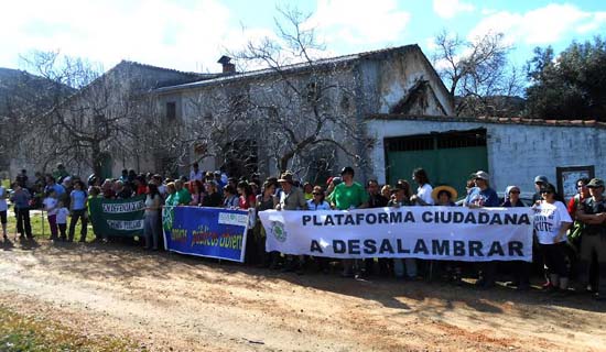 El grupo de senderistas de Ciudad Real posa a la entrada de la finca La Garganta