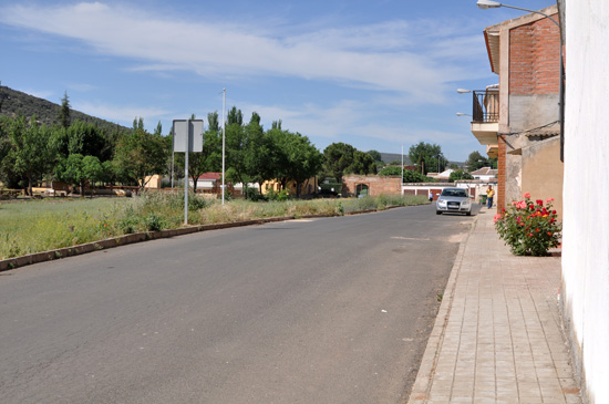 Calle que los alumnos atraviesan para accder a la pista municipal