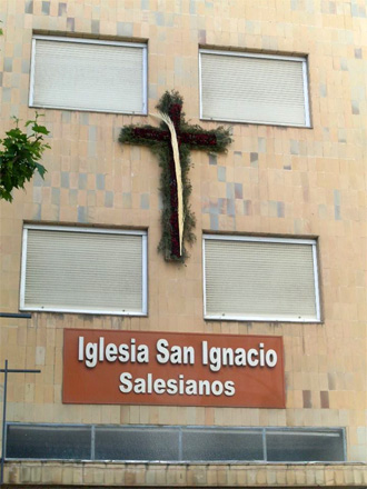 Cruz en la fachada de la Iglesia de San Ignacio en los Salesianos frente a la plaza del Pilar