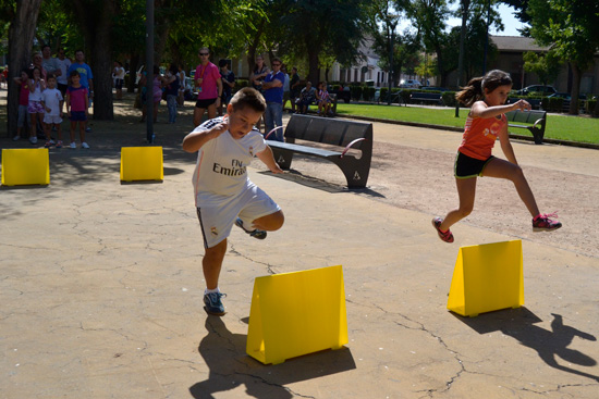 daimiel-jugando-al-atletismo