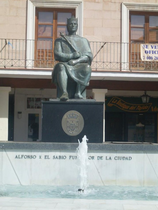 Escultura sedente de Alfonso X El Sabio en la Plaza Mayor