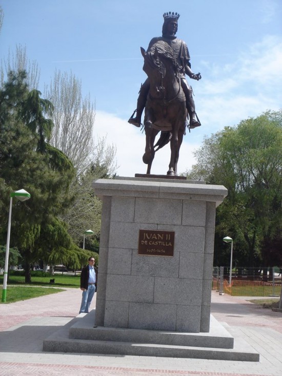 Vista frontal de la estatua ecuestre de Juan II. Jardines del Torreón