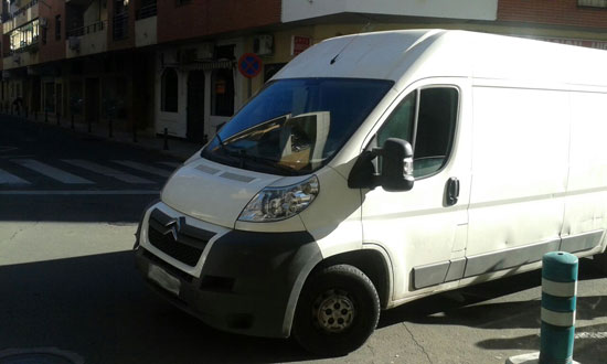 furgoneta-calle-pedrera-02