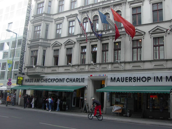 rv_Haus_am_Checkpoint_Charlie_museum