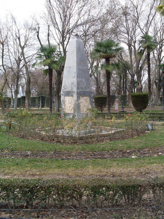 Obelisco dedicado a José María de la Fuente en el Parque de Gasset