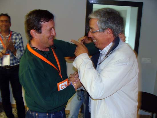 Alejandro Llanos, a la derecha, celebra con Rafael López los resultados electorales del 24 de mayo