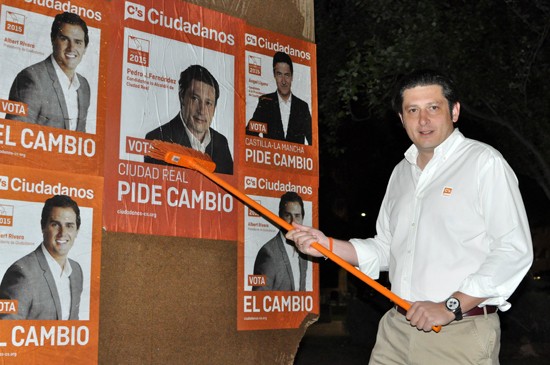 ciudadanos-pegada-de-carteles-01