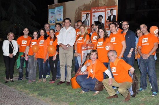 ciudadanos-pegada-de-carteles-03