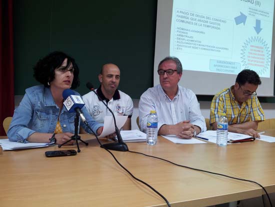 Herminio Sobrino, segundo por la derecha, durante una de las asambleas del club, acompañado por la junta directiva.