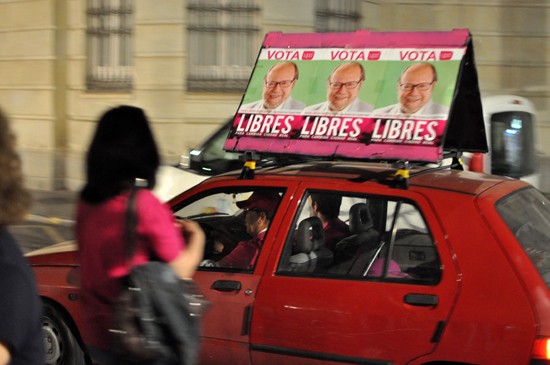 upyd-pegada-de-carteles-04