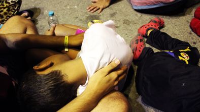 Un niño refugiado en brazos de su hermano mayor en el puerto de Kos, Grecia © Amnesty International (Photographer: Eliza Goroya)