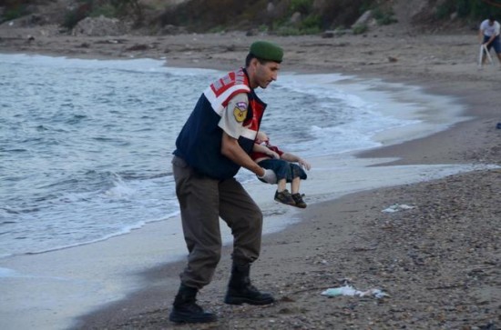 Guardia costero turco recoge el cuerpo de Aylan Kurdi. Fotografía de Nilufer Demir
