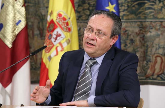 Toledo, 30-12-2015.- El consejero de Hacienda y Administraciones Públicas, Juan Alfonso Ruiz Molina, informa en rueda de prensa,  en el Palacio de Fuensalida,  de los anteproyectos de Ley de Presupuestos de la Junta de Comunidades para 2016 y de Medidas tributarias y Administrativas. (Foto: Álvaro Ruiz // JCCM)