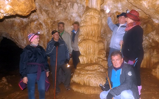 Los-senderistas,-en-el-interior-de-la-Cueva-de-los-Muñecos-que-visitaban-semanas-atrás