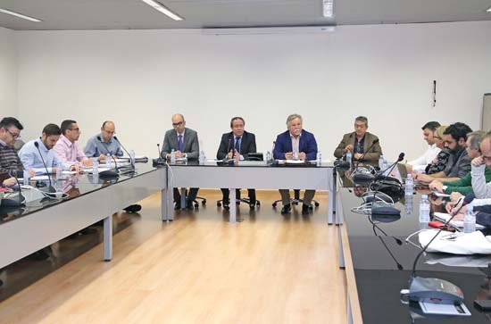 Toledo, 20-04-2016.- El consejero de Hacienda y Administraciones Públicas, Juan Alfonso Ruiz Molina, ha  presidido hoy  la Mesa General de Negociación de los Empleados Públicos,  celebrada en la  Escuela de Administración Regional,   en la que se ha informado sobre la posible interposición de un recurso de inconstitucionalidad por parte del Gobierno del Estado contra la jornada de 35 horas semanales de los empleados Públicos.  En la imagen, el consejero aparece acompañado por el director general de la Función Pública, José Narváez; el director general de Recursos Humanos de la Consejería de Educación, Cultura y Deportes, Antonio Serrano (d) y el director general de Recursos Humanos del Sescam, Íñigo Cortázar Neira (i).  (Foto: Álvaro Ruiz // JCCM)